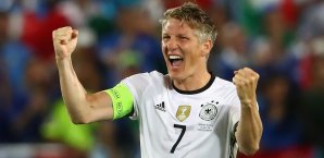 Joachim Löw kann im Halbfinale auf Bastian Schweinsteiger zählen Bastian Schweinsteiger