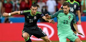 Gareth Bale im Zweikampf mit Adrien Silva Gareth Bale