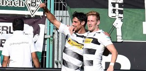 Lars Stindl besorgte die Gladbacher Führung, Andre Hahn freut sich mit dem Torschützen Lars Stindl, Andre Hahn
