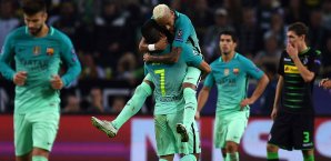 Neymar und Arda Turan feiern den knappen Sieg von Barca Neymar, Arda Turan