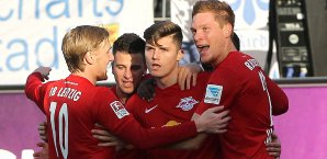 Die Leipziger bejubeln Sabitzers Tor zum 1:0 RB Leipzig