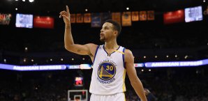 Stephen Curry hat ein Paar Schuhe für den guten Zweck versteigert Stephen Curry