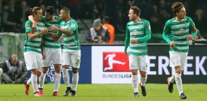 Seine Teamkollegen gratulieren Max Kruse zu seinem Treffer zum 1:0 Werder Bremen