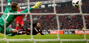 Chicharito erzielt einen Treffer - Hradecky hat das Nachsehen Chicharito