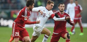 Philipp Lahm wird von zwei Ingolstädtern in die Zange genommen Philipp Lahm