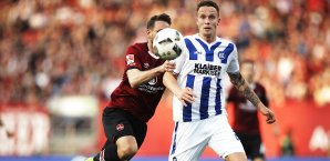Nürnbergs Matavz jagt Karlsruhes Thoelke und dem Ball hinterher 1. FC Nürnberg,Karlsruher SC