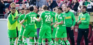 Gladbach feiert den Treffer von Nico Schulz zum 0:2 Borussia Mönchengladbach