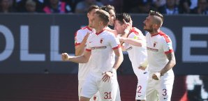 Der FC Augsburg feiert einen ganz wichtigen Dreier im Abstiegskampf gegen den Hamburger SV FC Augsburg