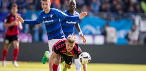 Pattrick Banggaard im Zweikampf mit Florian Niederlechner Florian Niederlechner