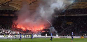 Die Fans des Karlsruher SC warfen im Derby gegen den VfB Stuttgart Leuchtkörper auf den Rasen Karlsruher SC