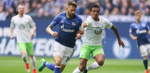 Wolfsburgs Gustavo kann Schalkes Burgstaller auf dem Weg zum Tor nicht stoppen Schalke 04, VfL Wolfsburg