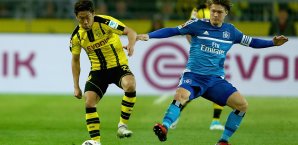 Shinji Kagawa im Zweikampf mit Gotoku Sakai Shinji Kagawa
