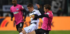 Thorgan Hazard im Zweikampf mit Niklas Stark Thorgan Hazard