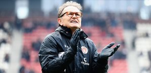 Ewald Lienen verabschiedete sich von den Fans nach dem letzten Heimspiel Ewald Lienen