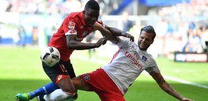 Hamburgs Diekmeier im Zweikampf mit dem Mainzer Cordoba Hamburger SV, FSV Mainz 05
