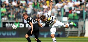 Vestergaard hinkt im Zweikampf gegen Finnbogason hinterher Vestergaard