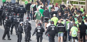 Bereits vor dem Spiel geleitete die Polizei die Fans der Wolfsburger zum Stadion VfL Wolfsburg, Polizei