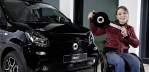Kristina Vogel nimmt ihren neuen smart forfour in Empfang. Kristina Vogel